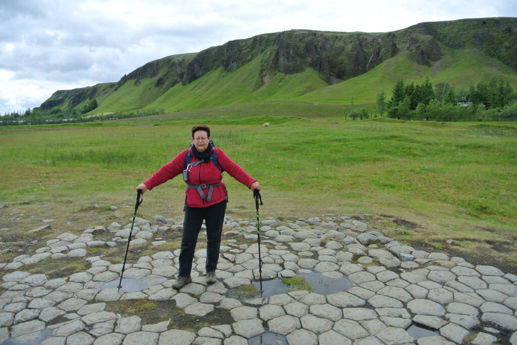 Kirkjugolf met links op de achtergrond de campsite